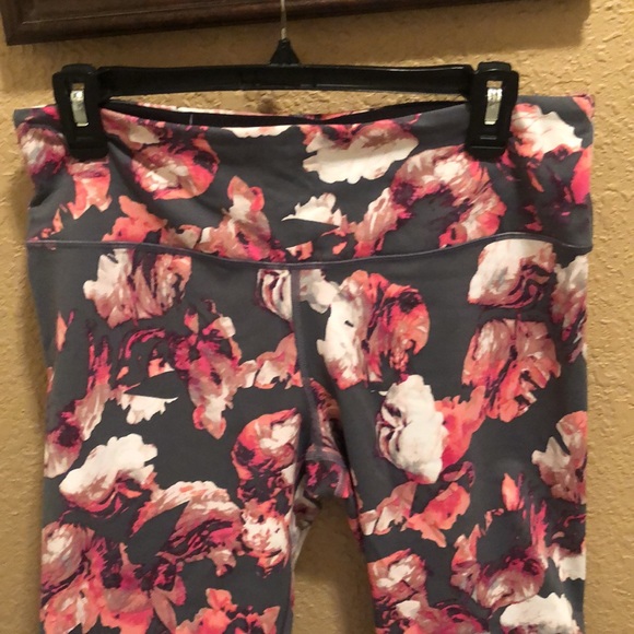 NWOT Victoria’s Secret Knockout Sports Workout Leggings. Large. Gray/Coral/White - Picture 7 of 12